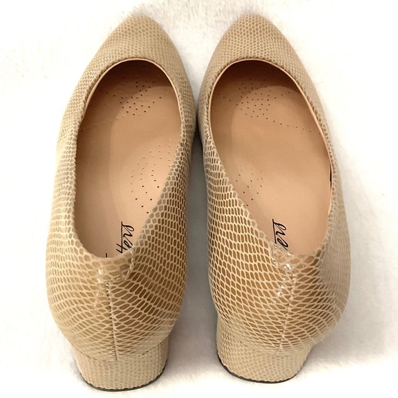 Nude Low Heel Almond Toe Snake Skin Loafer Pumps Tan  Slip On Dressy Shoe Sz 7 - Picture 10 of 14